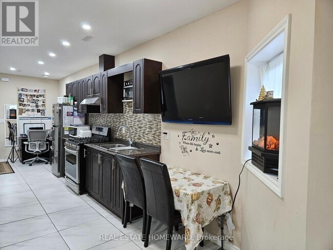 Photo - 141 Coxwell Ave