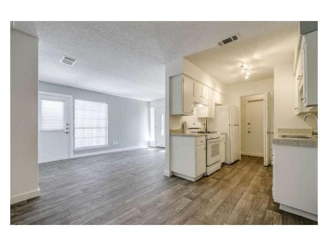 Building Photo - Great Duplex in Southeast Austin with private yard!