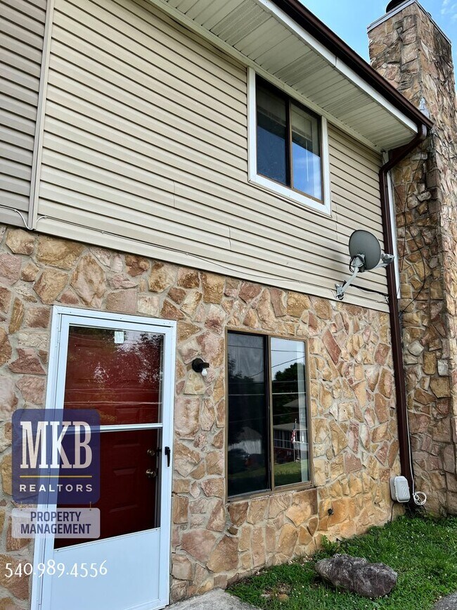Building Photo - Salem Townhouse
