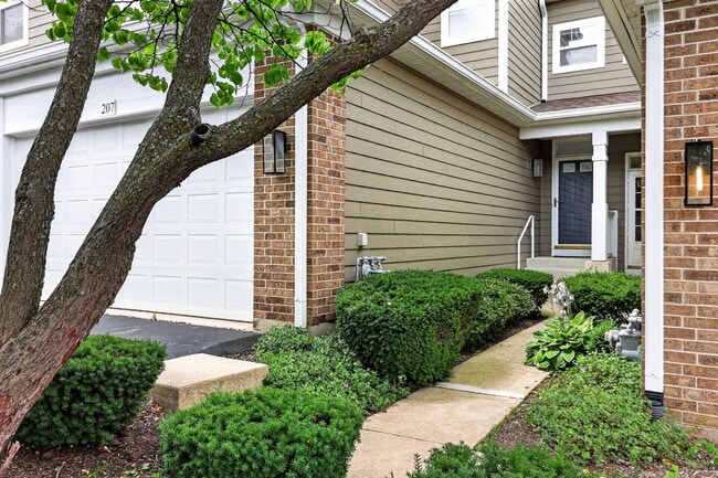 Building Photo - 207 Tanglewood Dr