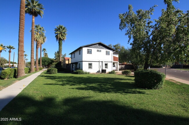 Photo - 1333 E Flower St Unidad REAR