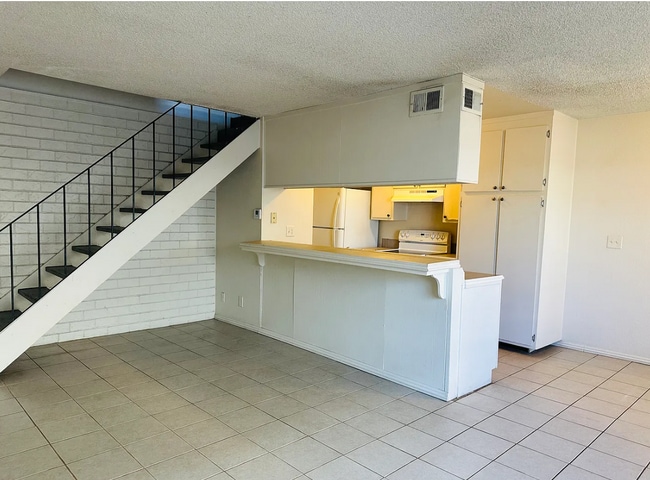 Building Photo - 4425 La Cresta Way Unit 2
