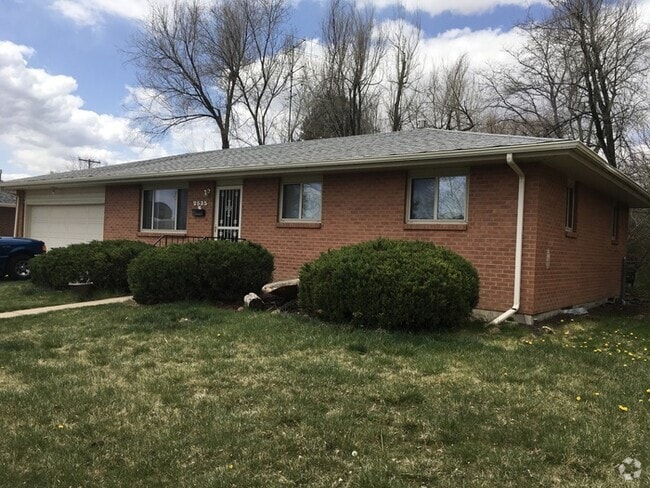 Building Photo - Spacious 3 Bedroom, 1.5 Bathroom Home in G...