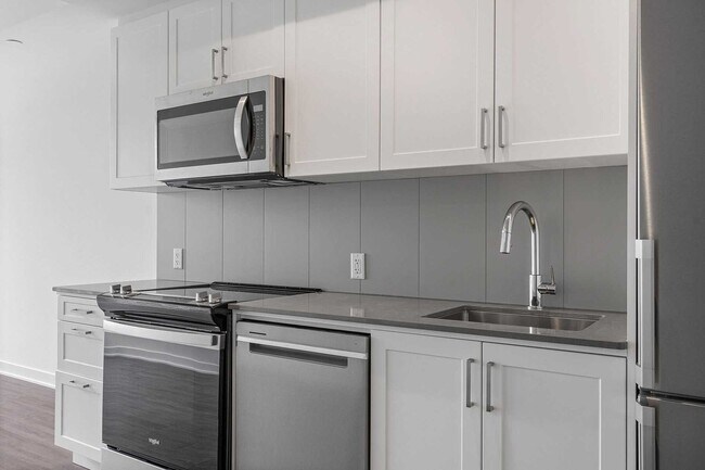 Photo - 681 Yonge St