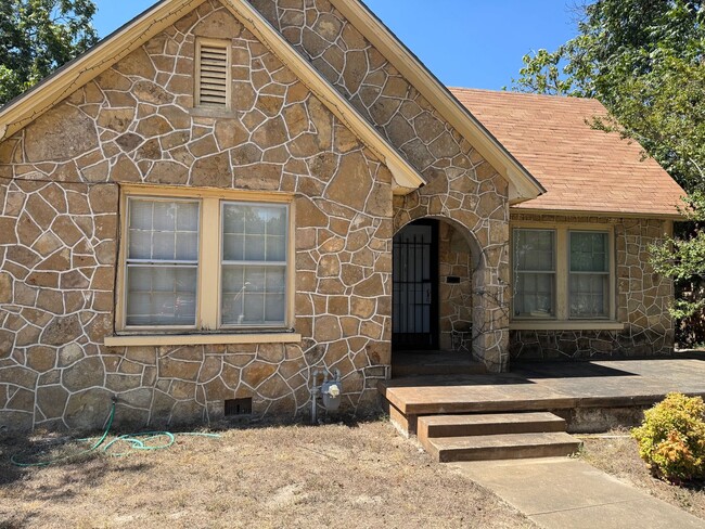 Building Photo - 2905 Cole Ave