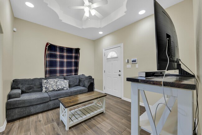 Photo - 2037 Diaz Ave