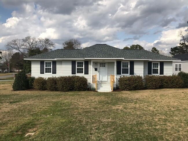 Building Photo - Completely remodeled 3 bedroom  w/ screened porch. Applications accepted at www.treg-rentals.com ...