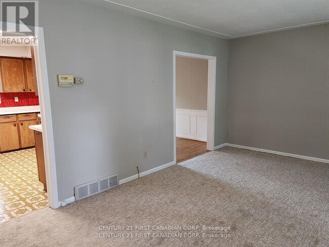 Photo - 711 Algoma Ave