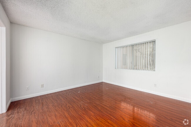 2BR, 2BA - 1150SF - Primary Bedroom