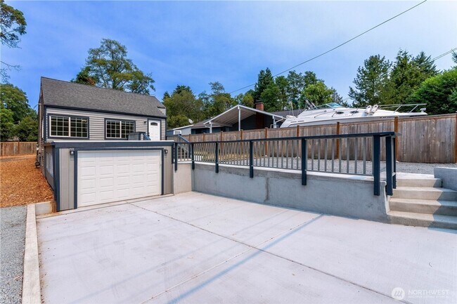 Building Photo - Beautifully Renovated 4-Bedroom Home in De...