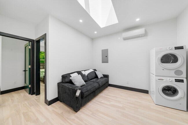 Photo - 2458 Lorillard Pl Unidad 3