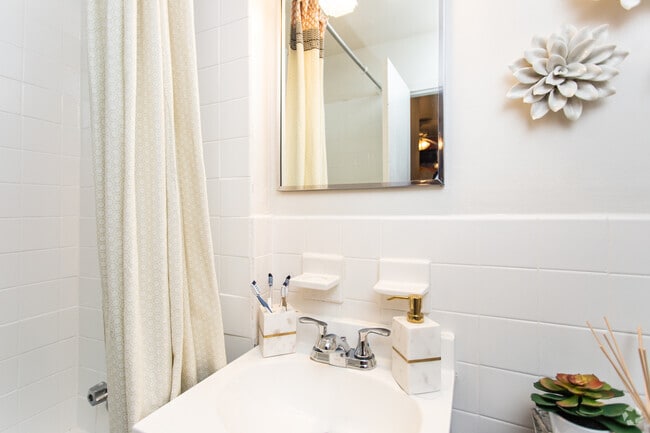 1HAB 1BA - 425 ft² - French - Heritage Apartments