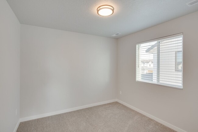 Building Photo - This 3 bedroom/2.5 bath townhouse is ready...