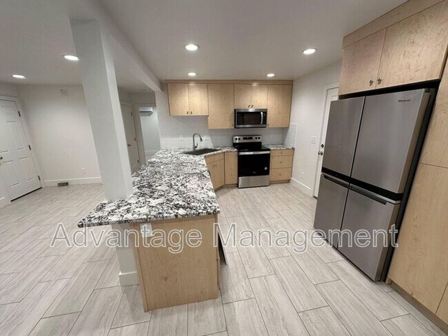 Photo - 469 E Elm St