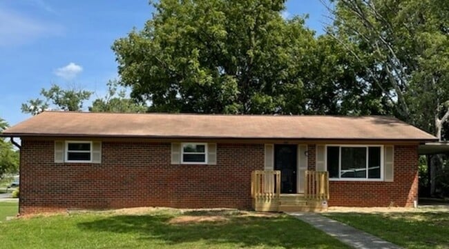 Building Photo - 740 Haywood Dr NW
