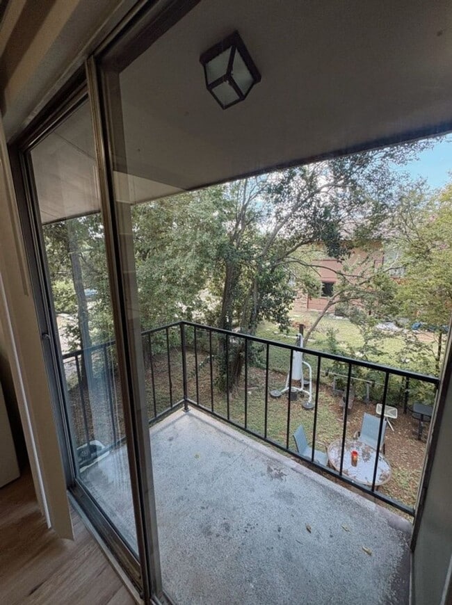 Photo - 204 W Mockingbird Ln Unidad C