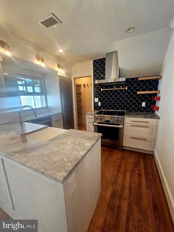 Photo - 102 E Oak St