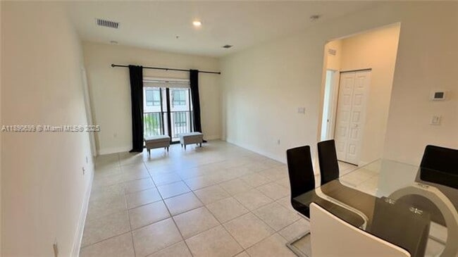 Photo - 8301 NW 41st St Unidad 8301 NW 41st St  B-409