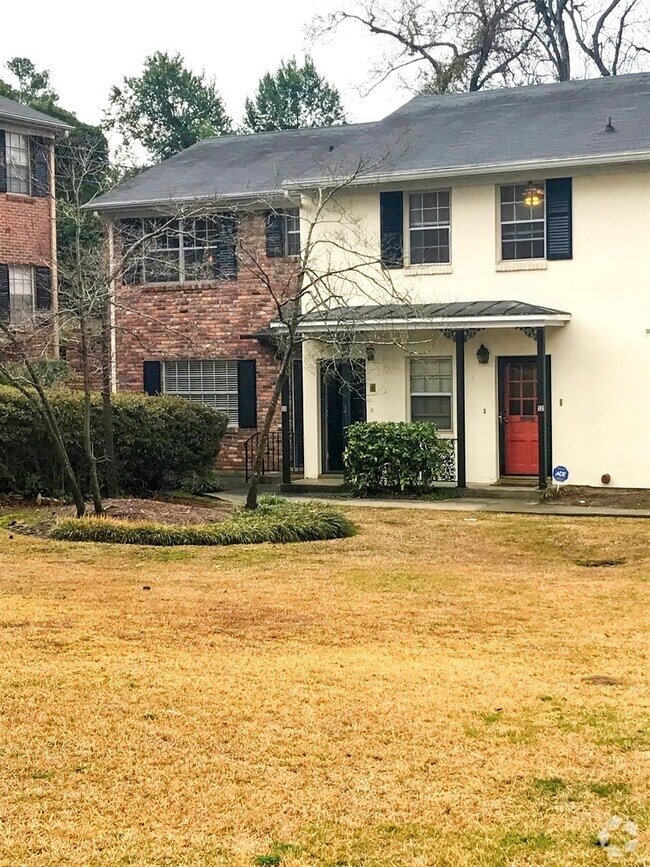 Building Photo - Summerville Townhome with Fully Equipped K...