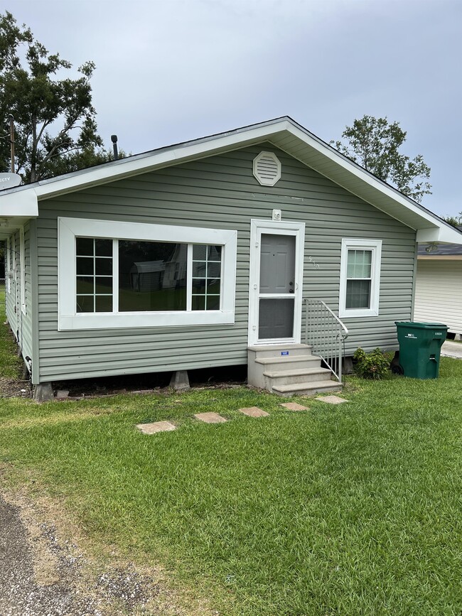 Building Photo - 570 Dewey Rd