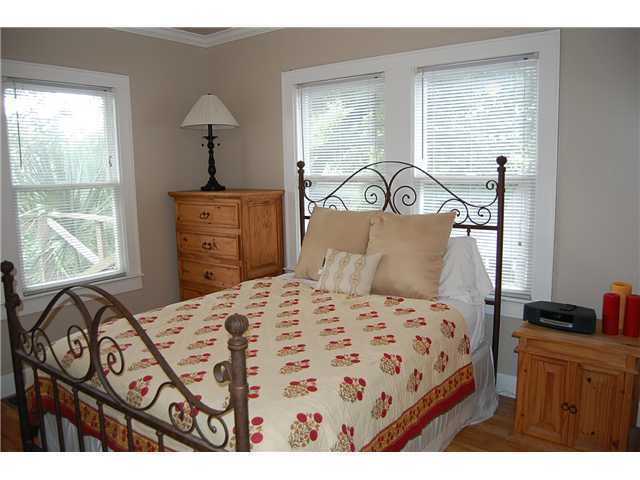 Photo - Charming Hyde Park Garage Apartment with Hardwood Floors & Private Deck