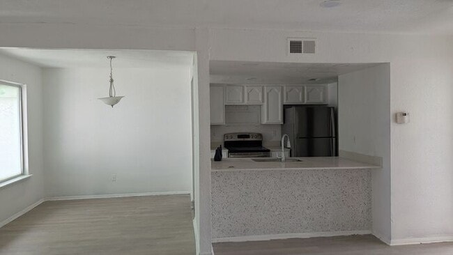 Photo - Spacious one bedroom near The Mall of Mill...