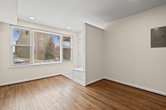 Photo - 53 Victor St NE