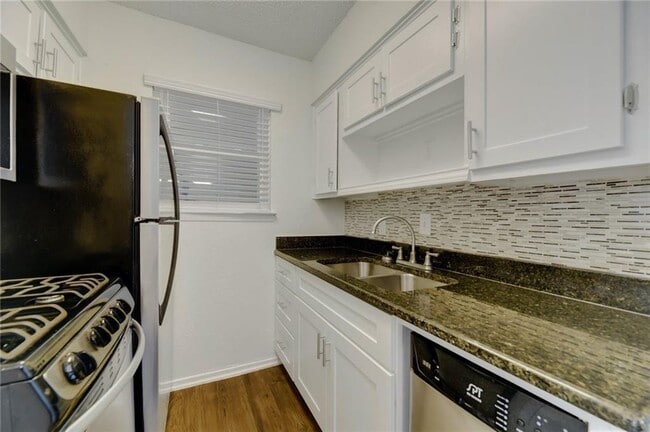Building Photo - 2401 Manor Rd Unit 221