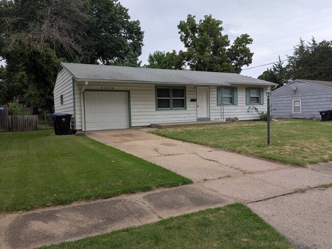 Building Photo - 5206 SW 27th Terrace