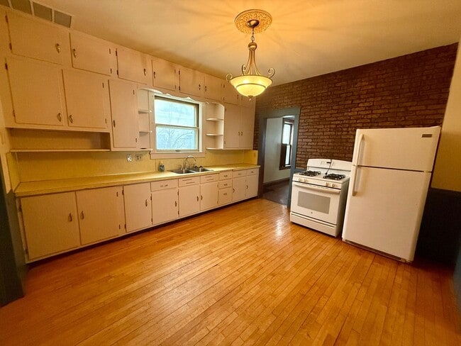 Building Photo - 909 S 6th Ave Unit Lower