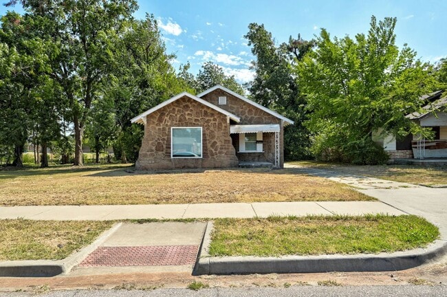 Building Photo - Large 2 bed / 1 bath house! 3 Minutes from I-235, and 10 Minutes from Bricktown!