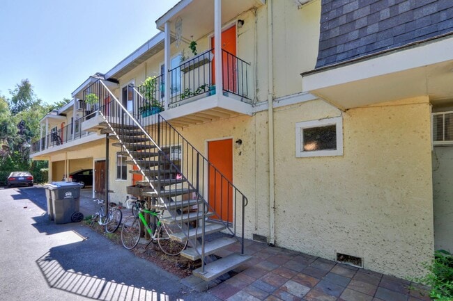 Photo - Charming 3 bed / 1 bath Apartment by Downtown