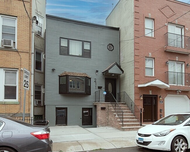 Building Photo - 211 New York Ave Unit 1 Rental