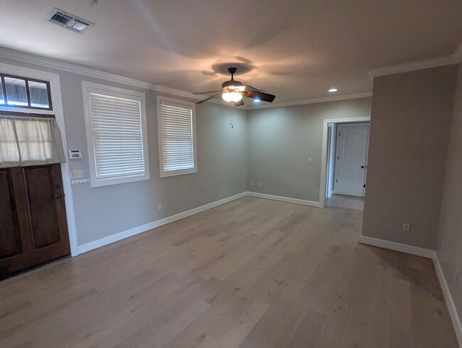Building Photo - Very Nice 2 Bedroom Condo - Great Location...