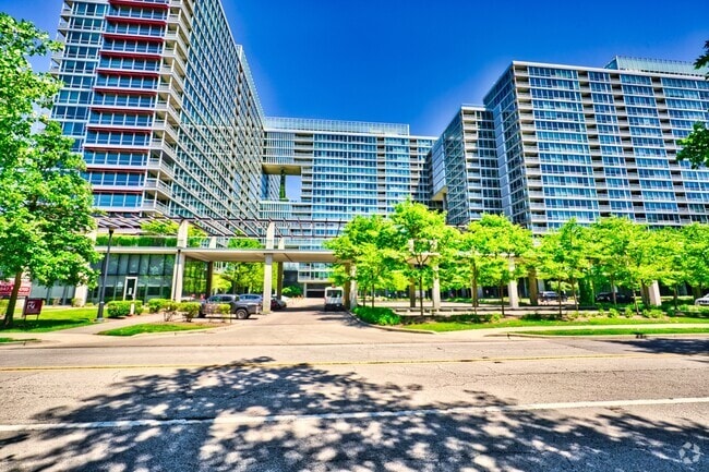 Building Photo - 9725 Woods Dr Unit 707 Rental