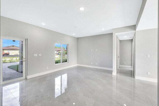Photo - 23 NE 16th Pl