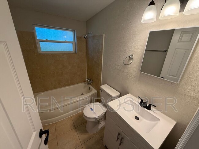 Photo - 1192 Maxey Dr