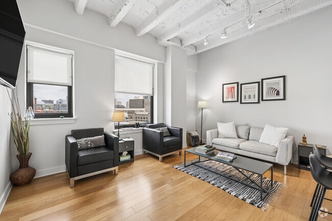1BR, 1BA - 609SF - Living Room
