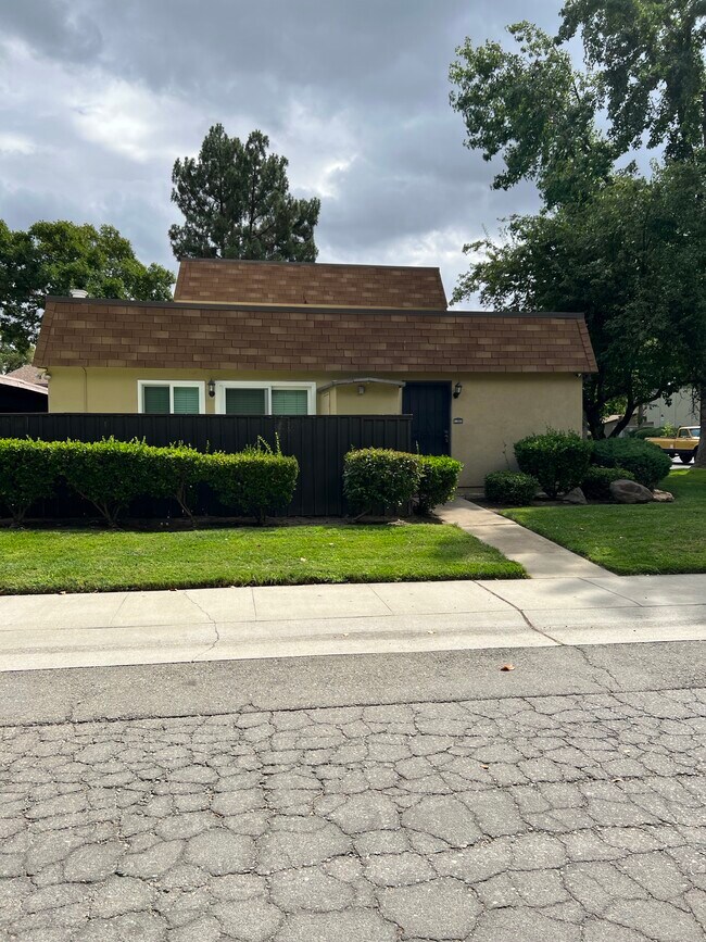 8833 La Riviera Dr Condo For Rent in Sacramento, CA
