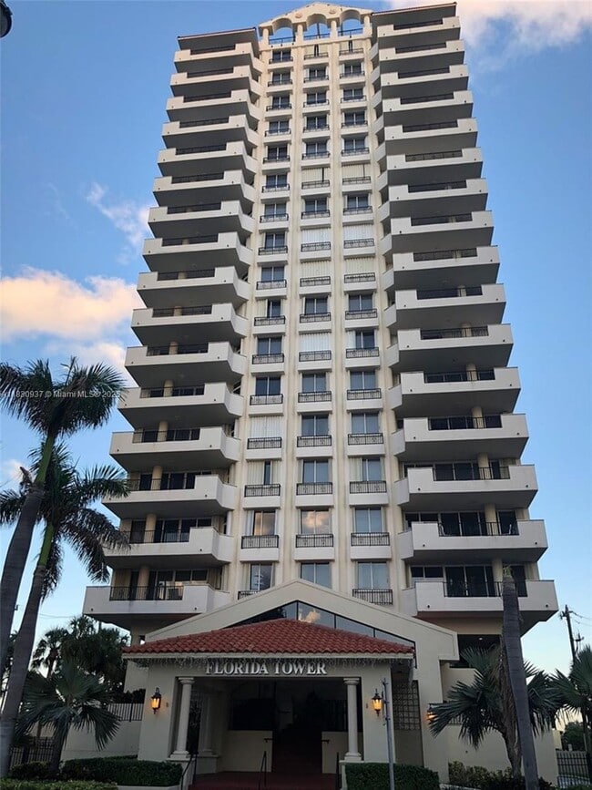 Photo - 6422 Collins Ave Unidad 501 Rental