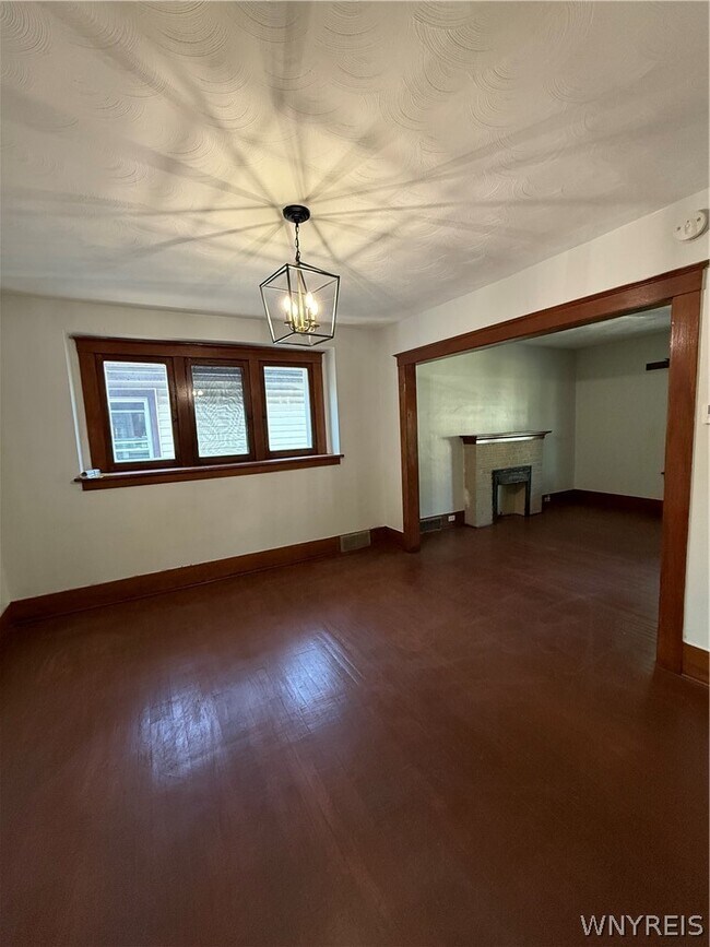 301 Crestwood Ave