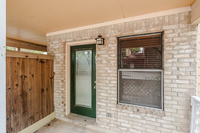 Building Photo - Room in Condo on Beauregard Cir