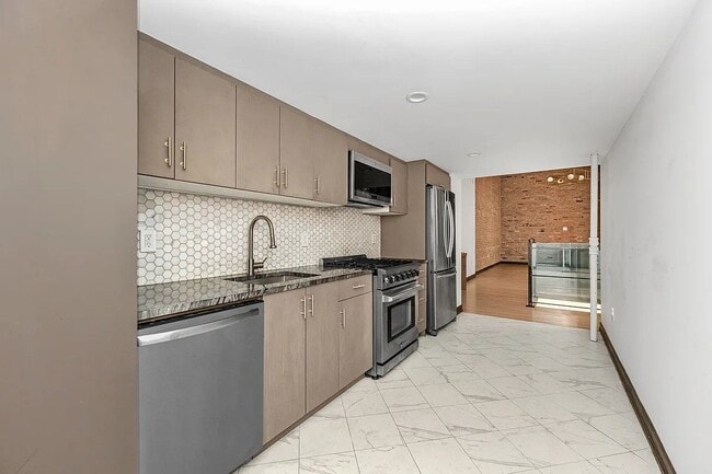 Photo - 121 E 37th St Unidad 1C