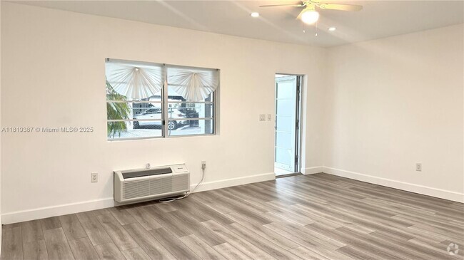 Building Photo - 916 W 42 St Unit 103 Rental