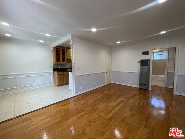 Building Photo - 1126 N Formosa Ave Unit 7 Rental