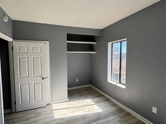 Photo - beautifully updated 3 bedroom, 1 bathroom apartment