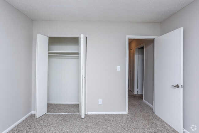 2BR, 1BA- 921 SF