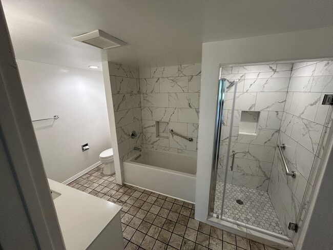 Baño recientemente reformado - 289 S Barrington Ave Unidad 302