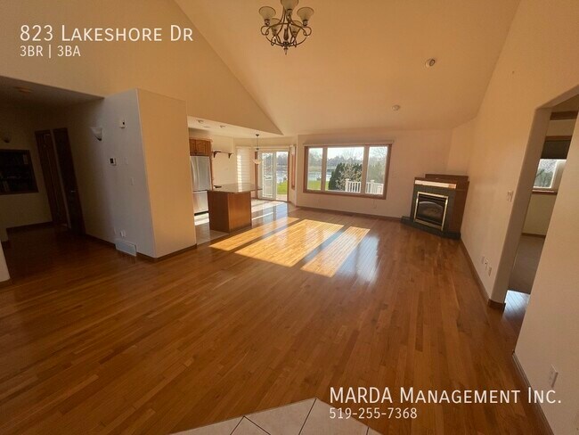 Photo - EXECUTIVE LAKEFRONT PROPERTY - 3 BED/3 BATH - PLUS HYDRO, WATER & GAS!