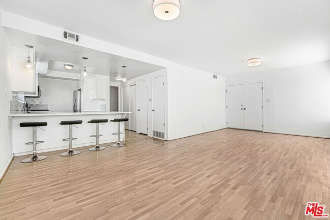 Photo - 10393 Almayo Ave Unit 5